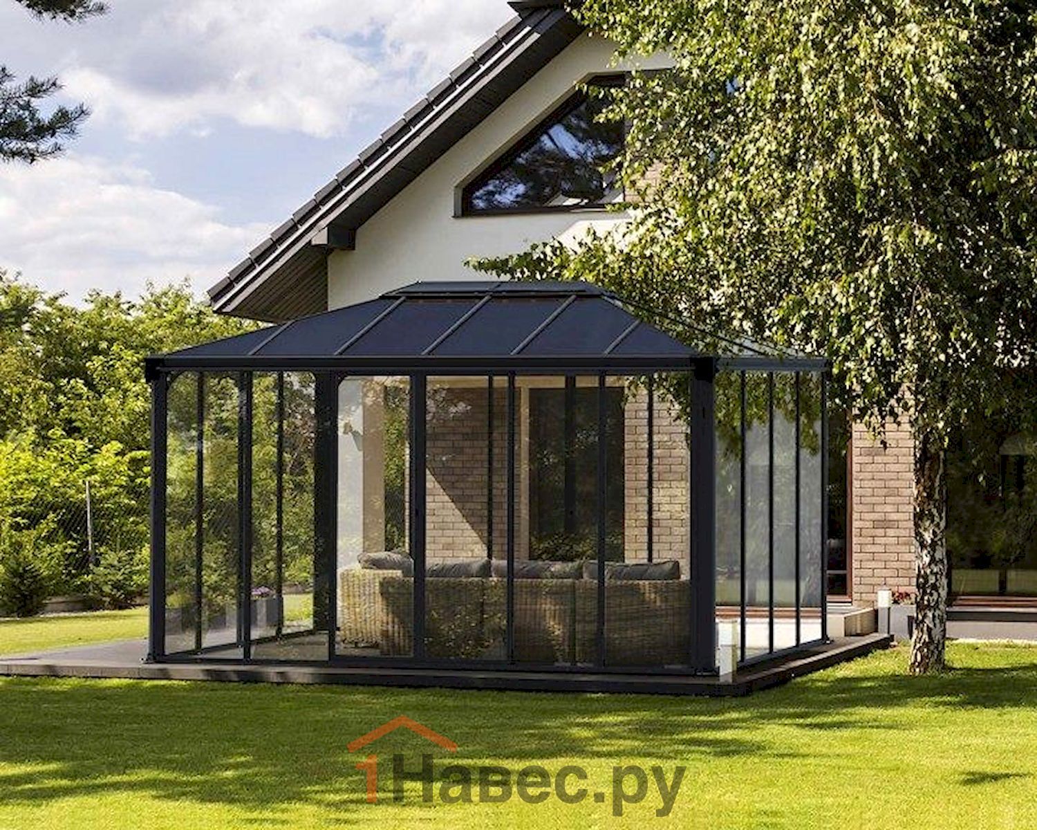 Закрытая беседка из поликарбоната для дома